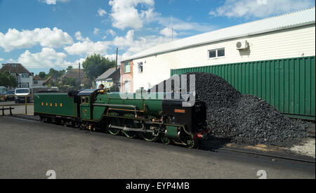 R.H.& D.R. Locomotive à vapeur no.7 'Typhon' à New Romney Revêtement Charbon -1 Banque D'Images