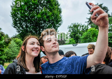 Belfast, Irlande du Nord. 2 Août, 2015. Ryan de Hometown, Louis Walsh's new boy band, prend un avec un ventilateur selfies Banque D'Images