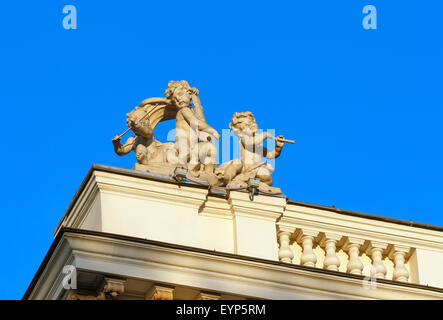 Chérubin statue sur le toit d'Odessa National Academic Theatre of Opera and Ballet, Ukraine Banque D'Images