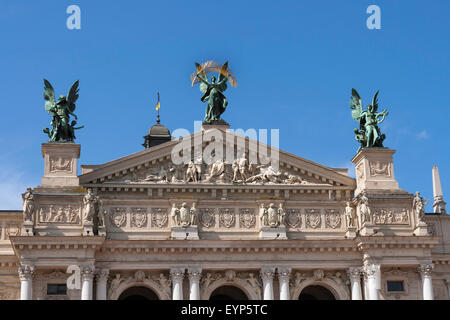 Sculptures sur façade de Lviv State Academic Opera and Ballet Theatre. Il a été construit dans la tradition classique de la Renaissance et Bar Banque D'Images