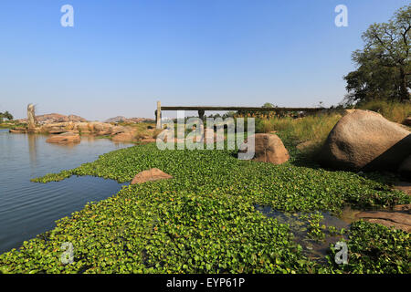 Près de l'ancienne rivière Tungabhadra ruines de Hampi, Hampi, en Inde. Banque D'Images