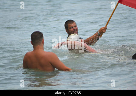 Gibraltar, territoire britannique supervise. 2 août 2015.En vertu de l'aggravation de l'état de la mer a pris le courageux nageurs défi annuel de natation de l'Est de la plage de Caleta. Comme les nageurs approchait de la Caleta baigneurs a vu le drapeau rouge est hissé comme une détérioration des conditions de la mer. La course a été marquée par les efforts des policiers, des sauveteurs et des agents hors-service qui a aidé les organisateurs pour assurer la sécurité de certains des nageurs, en particulier ceux qui luttent derrière. Crédit : Stephen Ignacio/Alamy Live News Banque D'Images