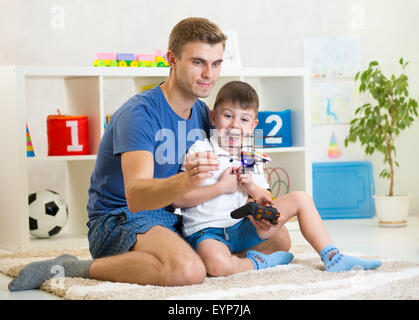 Papa et son fils enfant jouer avec RC Helicopter toy Banque D'Images