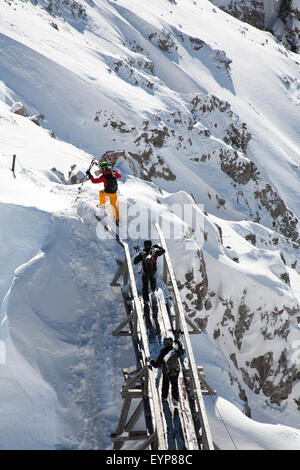 Les skieurs hors-piste en dessous de la route de Trittkopf Stuben ci-dessus du sommet du Valluga au dessus de St Anton Arlberg Autriche Banque D'Images