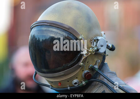 Stockton-on-Tees, UK, samedi, 01 août, 2015. Un artiste de rue de très cintrées prend part à l'astronaute de l'urbain, une pièce de théâtre physique, à l'instant de lumière, la 28e Stockton International Riverside Festival. Crédit : Andrew Nicholson/Alamy Live News Banque D'Images