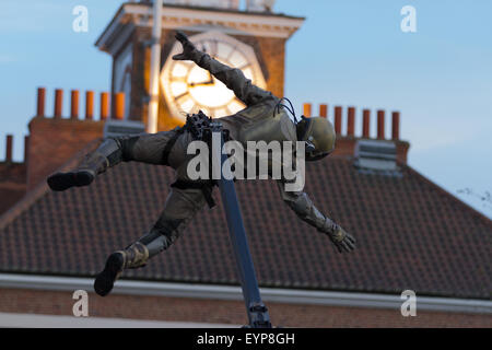 Stockton-on-Tees, UK, samedi, 01 août, 2015. Un artiste de rue de très cintrées prend part à l'astronaute de l'urbain, une pièce de théâtre physique, à l'instant de lumière, la 28e Stockton International Riverside Festival. Crédit : Andrew Nicholson/Alamy Live News Banque D'Images