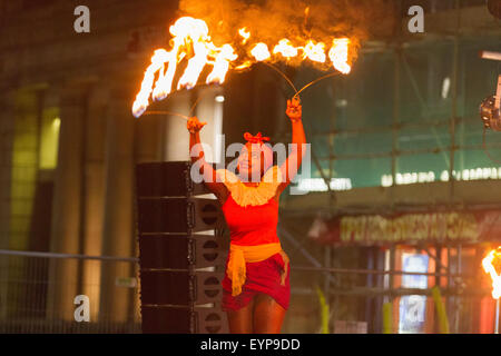 Stockton-on-Tees, UK, samedi, 01 août, 2015. Artiste de cirque, un organisme central des arts dans le nord-est de l'Angleterre, effectue dans l'amour a frappé, une danse theatre production créé par balletLORENT, à l'instant de lumière, la 28e Stockton International Riverside Festival. Créé spécialement pour Stockton International Riverside Festival, la production est basée sur Stockton-on-Tees chimiste John Walker, inventeur de la sécurité (friction) correspondent, et personnage de Vesta, une audacieuse danseuse de cirque, du nom de la déesse de l'âtre. Crédit : Andrew Nicholson/Alamy Live News Banque D'Images