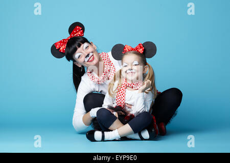 Belles filles avec des masques de souris Banque D'Images