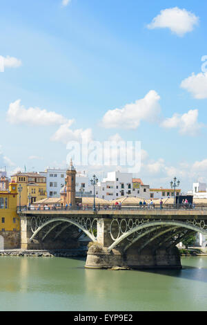 Le pont Isabel II ou le pont de Triana, sur la rivière Guadalquivir à Séville, Andalousie, Espagne Banque D'Images