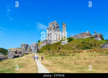 Les ruines de château de Corfe à partir de la basse-cour, à l'île de Purbeck, Dorset, England, UK Banque D'Images