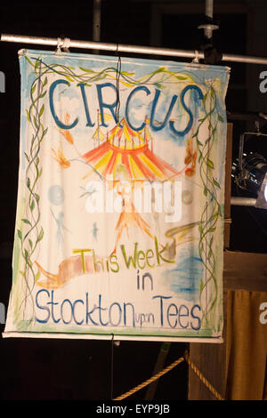 Stockton-on-Tees, UK, samedi, 01 août, 2015. Une bannière de cirque à l'instant la lumière, la 28e Stockton International Riverside Festival. Crédit : Andrew Nicholson/Alamy Live News Banque D'Images