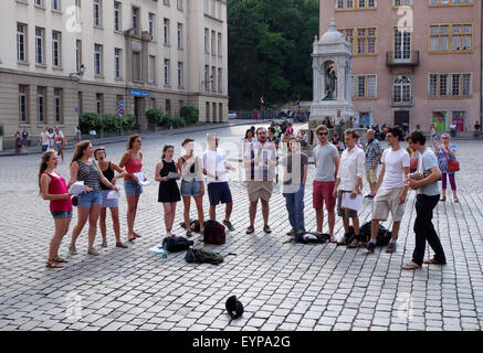 Chant choral Singers de la rue à la Place St Jean à Lyon France Banque D'Images