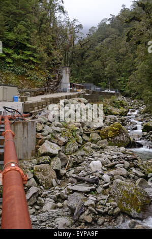 Greymouth, Nouvelle-Zélande, le 20 mai 2015 : Brochet rivière coule devant l'entrée de la mine de charbon de Pike River, le 20 mai 2015 près de Greymouth Banque D'Images