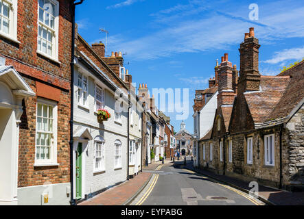 La rue de l'église dans la vieille ville historique avec 16thC hospices à droite, Poole, Dorset, England, UK Banque D'Images