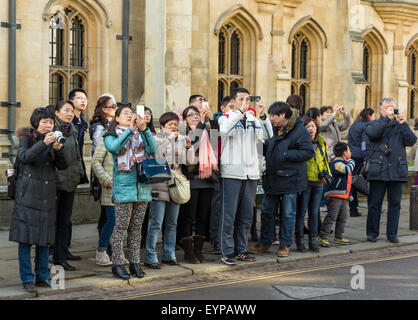 Groupe de touristes chinois sur St Cambridge Cambridge en Angleterre en pause ensemble pour prendre des photos Banque D'Images