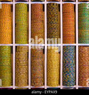 Rack de coloré, parsemé de rhinestone bijoux bracelets bracelet de femmes en vente sur le marché, Jaipur, Inde Banque D'Images