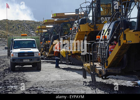 WESTPORT, Nouvelle-Zélande, le 11 mars 2015 : Un mécanicien cheks la tonne 70 camions à embout ouvert Stockton mine de charbon en fonte Banque D'Images