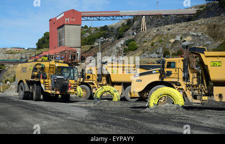 WESTPORT, Nouvelle-Zélande, le 11 mars 2015 : Un camion-citerne de carburant ravitaille le 90 tonnes camions de charbon à ciel ouvert de la mine de charbon de Stockton Banque D'Images