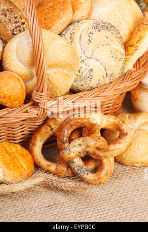 La composition de divers produits de boulangerie dans panier sur fond rustique Banque D'Images