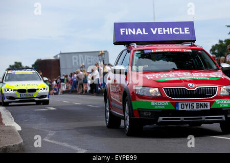 Kingston upon Thames, Surrey, UK. 2 août 2015. Le dernier véhicule signifie la disparition de tous les cyclistes qui prennent part à la RideLondon-Surrey cycle classique Crédit course : Emma Durnford/ Alamy Live News Banque D'Images