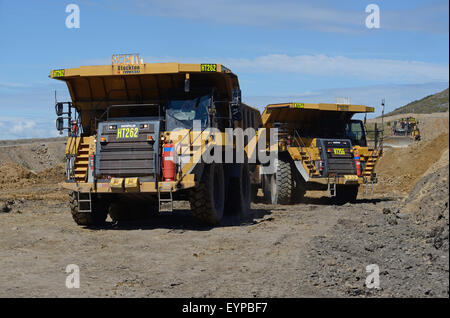 WESTPORT, Nouvelle-Zélande, le 11 mars 2015 : 130 charges tonne rock surcharger sont emportés à la mine de charbon à ciel ouvert de Stockton Banque D'Images