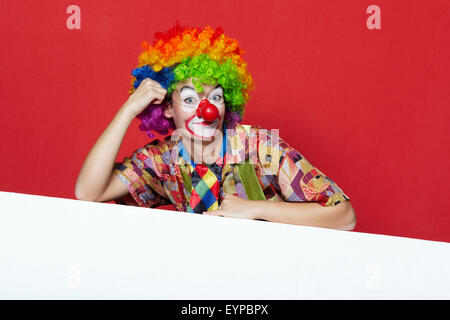 Funny clown avec cravate sur carte vierge Banque D'Images