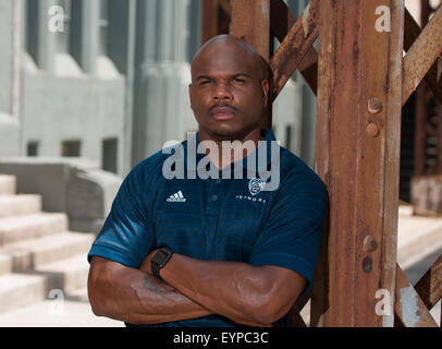 Burbank, CA. 31 juillet, 2015. Ex-USC Trojan et Pac-12 studio actuel réseau analyste Curtis Conway obtient son portrait pris au cours de l'Assemblée CIP-12 Journée des médias, à la Warner Bros studios de cinéma, dans la ville de Burbank, Californie le 31 juillet 2015. (Photographe complète absolue & Company : Juan de crédit/MarinMedia.org/Cal Lainez Sport Media Network Television (veuillez contacter votre représentant des ventes pour l'utilisation de la télévision. © csm/Alamy Live News Banque D'Images