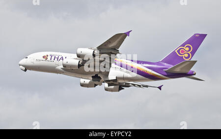 Thai Airways Airbus A380 HS-TUF décollant de l'aéroport de Londres Heathrow LHR Banque D'Images