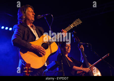 La ville de Sidmouth, Devon, 2e août 2015. Steve Knightley de 'Show des mains" sur la scène principale 'Ham', Sidmouth Folk Semaine. Main levée sont Britains conduisant l'acoustique et roots band. La ville de Sidmouth Folk semaine a été lancé en 1955, et se poursuit jusqu'à vendredi 7 août. Photo par Tony Charnock/Alamy Live News. Banque D'Images