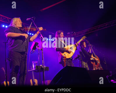 La ville de Sidmouth, Devon, 2e août 2015. L) Phil Beer, Steve Knightley et R) Miranda Sykes de 'Show des mains" sur la scène principale 'Ham', Sidmouth Folk Semaine. Main levée sont Britains conduisant l'acoustique et roots band. La ville de Sidmouth Folk semaine a été lancé en 1955, et se poursuit jusqu'à vendredi 7 août. Photo par Tony Charnock/Alamy Live News. Banque D'Images