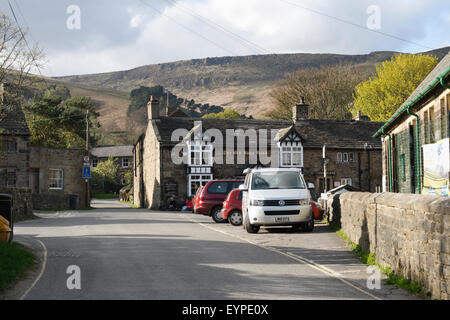 The Old Nags Head Pub à Grindsbrook Booth, Edale Village dans le Derbyshire, Angleterre. Début et fin de la Pennine Way. Banque D'Images