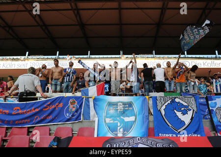 Cologne, Allemagne. 09Th Aug 2015. Pré saison tournoi. Coupe coloniale. Le FC Porto contre Stoke City. Porto fans célébrer une belle victoire de 3-0. Credit : Action Plus Sport/Alamy Live News Banque D'Images