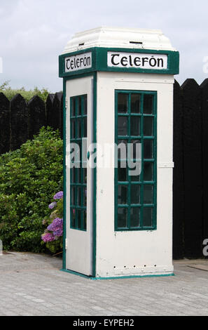 Téléphone irlandais authentique fort sur l'affichage à Clonakilty Model Railway Village Banque D'Images