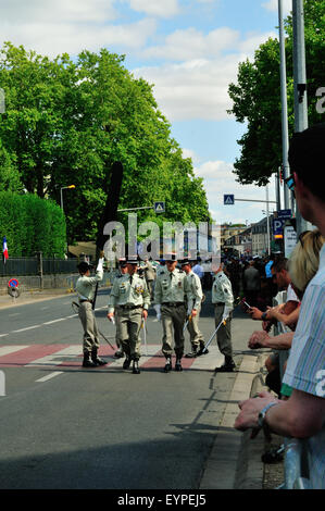 Qui se prépare pour le défilé du 14 juillet pour célébrer la prise de la Bastille, la fête nationale française, à Bourges, France Banque D'Images