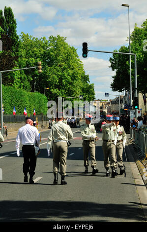 La préparation de la police et des soldats pour les célébrations du 14 juillet pour le jour de la Bastille, la fête nationale française, à Bourges, France Banque D'Images