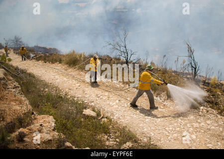 Jérusalem. 2 Août, 2015. Les travailleurs de l'Israël de la nature et des Parcs (INPA) essayer d'étancher les hotspots causé par un incendie qui fait rage en même Sapir dans la banlieue de Jérusalem, le 2 août, 2015.Des dizaines d'équipes de lutte contre la difficulté dimanche à prendre le contrôle d'une vaste forêt près de Jérusalem, ont confirmé à Xinhua. L'incendie a éclaté près de la communauté de même Sapir à la périphérie de Jérusalem à midi, et ensuite se propager vers Jérusalem. JINI ©/Xinhua/Alamy Live News Banque D'Images