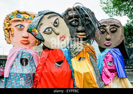 Belfast, Irlande du Nord. 2 Aug 2015 - géants en papier mâché prendre part à l'une parade Feile Phobail Crédit : Stephen Barnes/Alamy Live News Banque D'Images