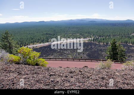 Une vue sur le Centre de l'Oregon caldera depuis le haut de la Butte de lave volcanique National Newberry Lookout à Monument. Banque D'Images