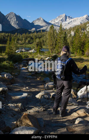 Femme sur un sentier de randonnée dans la vallée des lacs de la partie Est de la Sierra montagnes Banque D'Images