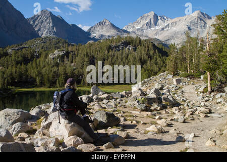 Femme sur un sentier de randonnée dans la vallée des lacs de la partie Est de la Sierra montagnes Banque D'Images