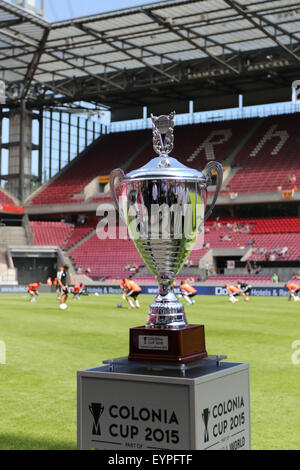 Cologne, Allemagne. 09Th Aug 2015. Pré saison tournoi. Colonia Cup. Le FC Porto contre Stoke City. Le colonia tasse à la présentation. Credit : Action Plus Sport/Alamy Live News Banque D'Images