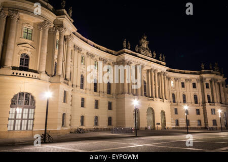 Berlin la nuit - Façade de l'immeuble de l'université Humboldt Banque D'Images