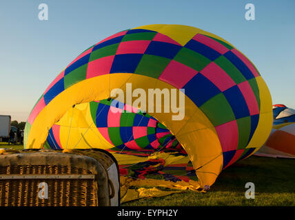 L'enveloppe de couleur d'un ballon à air chaud d'être gonflé sur le terrain. Banque D'Images