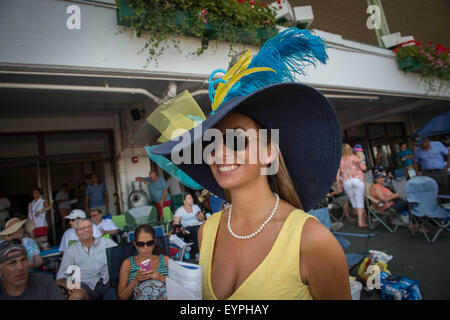 Oceanport, NJ, USA. 2 Août, 2015. Emily Carton de Shrewsbury, NJ en avant de la William Hill Haskell Invitational (Grade 1), Monmouth Park Racetrack, dimanche 2 août 2015. Credit : Bryan Smith/ZUMA/Alamy Fil Live News Banque D'Images