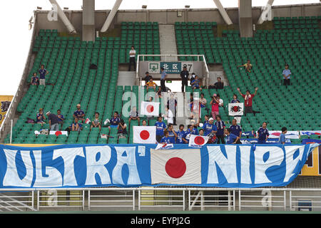 Fans du Japon, le 2 août 2015 - Football : Football / Coupe d'Asie de l'EAFF 2015 entre la Corée du Nord au Japon 2-1 Stade du Centre sportif de Wuhan, Wuhan, Chine. (Photo par AFLO SPORT) Banque D'Images