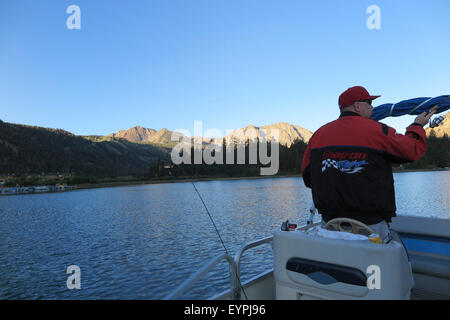 Les pêcheurs sur un ponton sur le lac Juin en Californie tôt le matin avant le lever du soleil sur le lac Banque D'Images