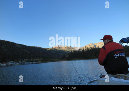 Les pêcheurs sur un ponton sur le lac Juin en Californie tôt le matin avant le lever du soleil sur le lac Banque D'Images