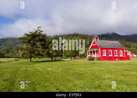 La little red school house dans un pré vert du nord de la Californie Banque D'Images