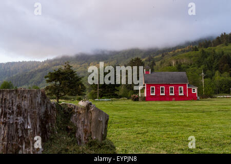 La little red school house dans un pré vert du nord de la Californie Banque D'Images