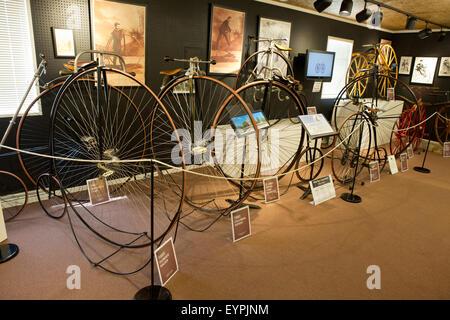 Penny Farthing-location (high wheel, high wheeler ou ordinaire), exposée au Musée de la bicyclette d'Amérique à New Bremen, Ohio. Banque D'Images